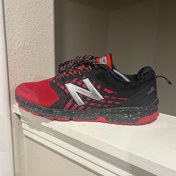 New Balance FuelCore Nitrel All Terrain Running Shoes Size 12 D Width RED BLACK - Picture 2 of 9